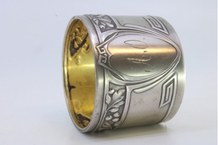  Argola de guardanapo em prata com motivos florais relevados envolvendo cartela para monograma.